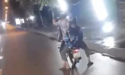 Bốc đầu xe máy, hai thanh niên ở TPHCM bị người dân ghi hình đăng Facebook