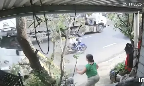 CLIP: Khoảnh khắc chiến sĩ cảnh sát kéo nữ sinh ra khỏi đầu xe container đang lao tới