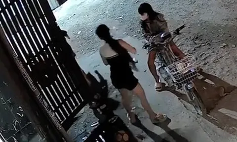 Bé 5 tuổi nghi bị cô gái lạ lột bông tai vàng khi chơi trước nhà