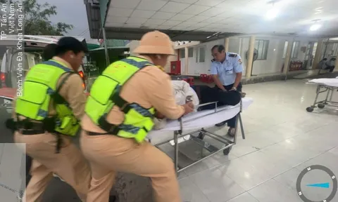 CLIP: Khoảnh khắc CSGT hỗ trợ khẩn cấp hành khách nghi nhồi máu cơ tim trên xe giường nằm