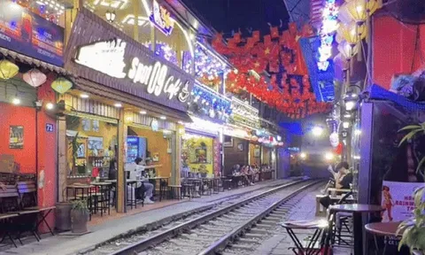 Khách Tây nói gì về phố đường tàu Hà Nội: Vì sao càng cấm càng hút khách?