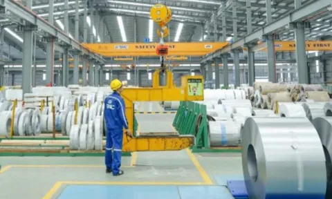 Chủ tịch và CEO loạt doanh nghiệp thi nhau gom cổ phiếu