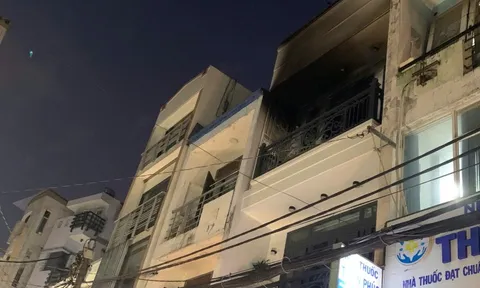 Chập điện gây cháy căn nhà 3 tầng ở phường Cầu Kiệu, TPHCM