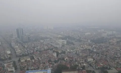 Bắc Ninh chìm trong lớp mù dày đặc, ô tô bật đèn giữa trưa