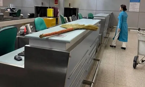 Hình ảnh khách Tây ôm chổi đót Việt Nam về nước gây xôn xao