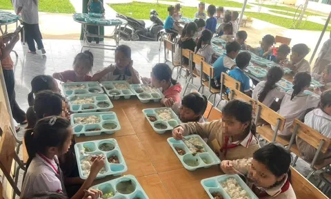 Dự án "Nuôi em" ở Đắk Lắk: Ông Hoàng Hoa Trung gọi điện thoại đến trường