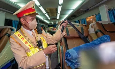 Xuyên đêm kiểm tra ô tô khách, cảnh sát phát hiện nhiều người phớt lờ quy định quan trọng