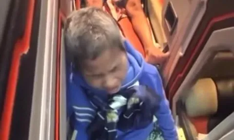 Xác minh clip ‘người mẹ già khóc nức nở trên xe khách vì bị bỏ rơi’