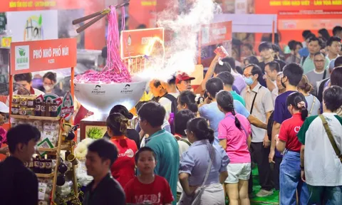 Buổi tối nhộn nhịp tại Ngày của Phở, người dân xếp hàng chờ đến lượt, có tiệm phục vụ cả ngàn tô