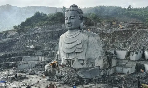 Cận cảnh thi công tượng Phật khổng lồ ở Đà Nẵng, gần 10 năm chưa hoàn thành
