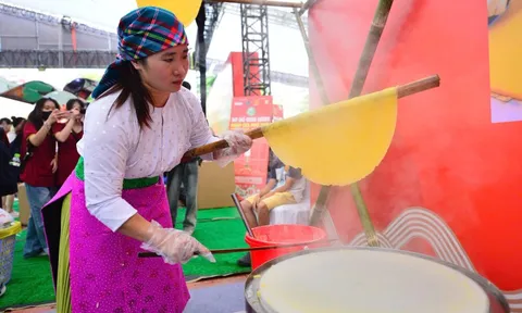 Xay ngô tại chỗ làm bánh phở, vui và đã quá đồng bào ơi