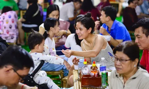 Đêm cuối Ngày của Phở chật kín khách, bao người tiếc sự kiện 'ngắn quá'