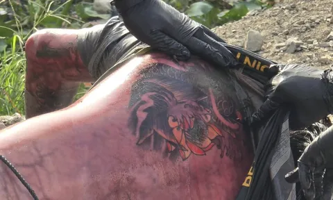 Ai biết thông tin liên quan thi thể nam có hình xăm cá chép bên hoa sen, liên hệ ngay công an số 0937.349.345