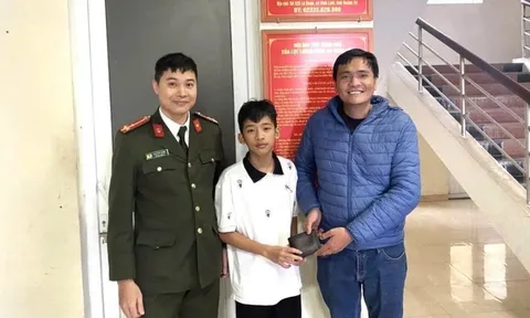 Nhặt được chiếc ví chứa nhiều tiền mặt, nam sinh lớp 9 lập tức giao nộp