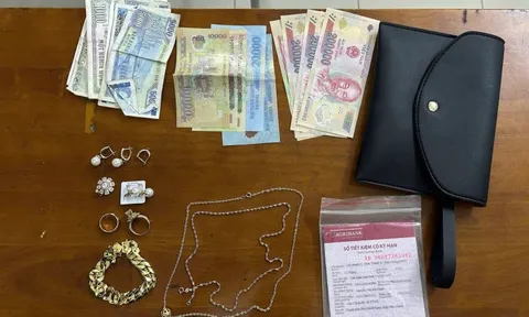 Người đàn ông ở TPHCM nhặt được chiếc ví chứa vàng