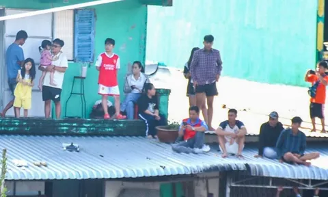 Sôi nổi đua ghe ngo ở Cà Mau, người dân leo cả lên mái nhà để xem