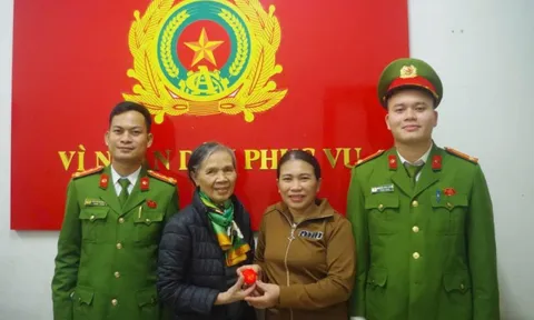 Phát hiện 5,5 chỉ vàng trong két sắt cũ, người phụ nữ thu mua phế liệu lập tức trình báo công an