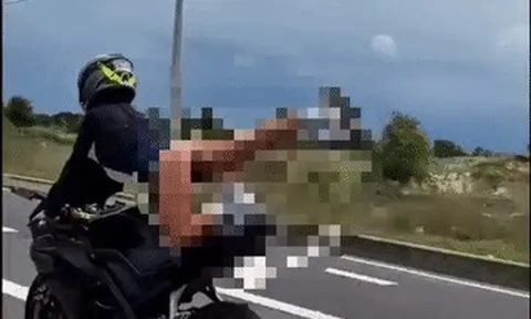 Người phụ nữ nước ngoài 'làm xiếc' trên xe máy ở Khánh Hòa