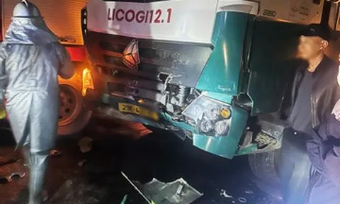 Xe buýt va chạm xe bồn chở bê tông ở Hà Nội, một tài xế mắc kẹt