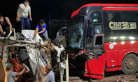 Xe khách tông xe tải, người dân cạy ca-bin cứu người