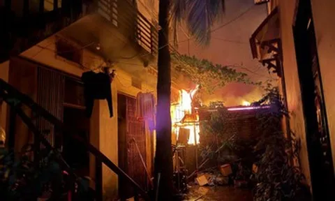 Chợ Xanh ở Hà Nội cháy ngùn ngụt, người dân hoảng hốt sơ tán