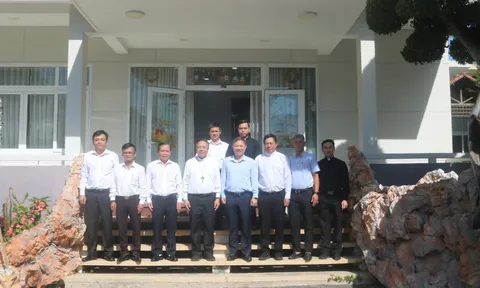 Trưởng Ban Tuyên giáo và Dân vận Thành ủy TPHCM chúc mừng Giáng sinh tại Tòa Giám mục Phan Thiết