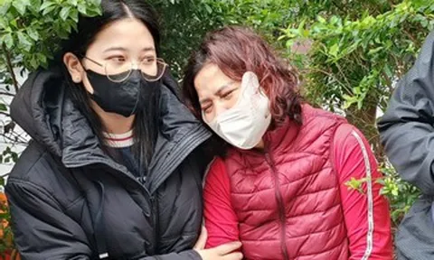 Tiểu thương ở Hà Nội òa khóc: 'Dồn hết vốn nhập hàng bán Tết, giờ thành than'