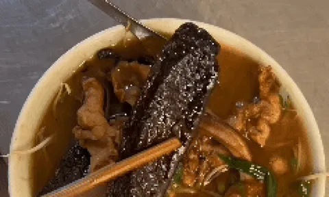 Khách Tây sửng sốt khi thử phở gan cháy độc lạ chỉ có ở Bắc Ninh