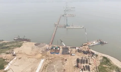 Cận cảnh đại công trường thi công cầu vượt sông Hồng gần 10.000 tỷ đồng