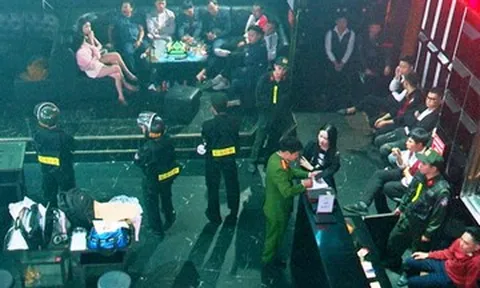 Hàng trăm cảnh sát đồng loạt đột kích 2 quán bar lớn ở Ninh Bình