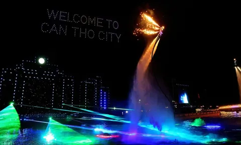 Cả chục ngàn người chen chân xem khai mạc Lễ hội Văn hóa sông nước Cần Thơ