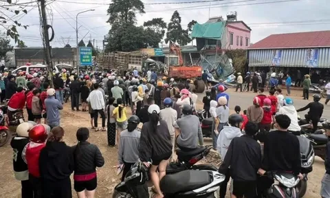 Xe tải tông xe máy rồi lao vào nhà dân: 1 người chết, nhiều người bị thương