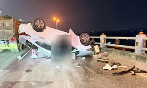 Hà Nội: Ô tô con lật úp trên cầu Thanh Trì giữa đêm