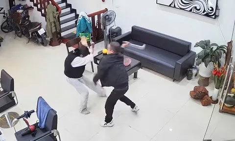 Xôn xao clip chồng dùng dao truy sát vợ và con gái tại quán cắt tóc