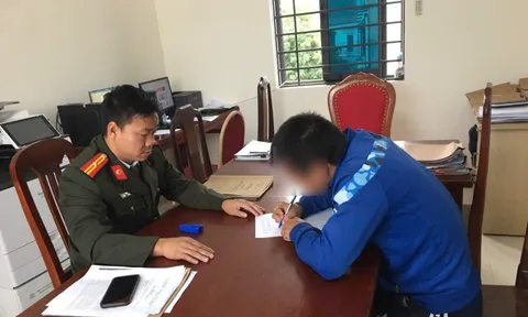 Công an làm việc với người đàn ông chia sẻ thông tin xấu độc trên mạng xã hội