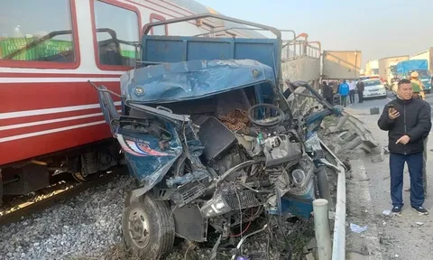 Xe tải vượt đường dân sinh tự mở bị tàu hỏa tông bay xuống vệ đường