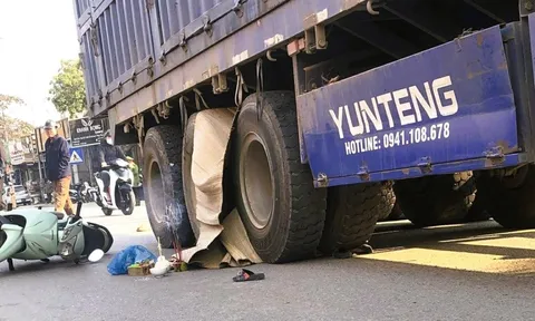 Bé trai 7 tuổi tử vong dưới bánh xe tải