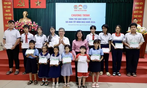 TPHCM trao thẻ BHYT, tặng quà Tết cho người dân khó khăn ở xã Tân Vĩnh Lộc