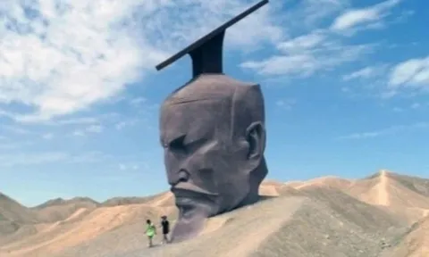 Bức tượng Hán Vũ Đế đặt giữa sa mạc ở Trung Quốc gây tranh cãi