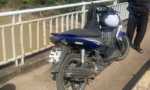 Tìm kiếm nam sinh viên để lại xe máy, giấy tờ tùy thân trên cầu