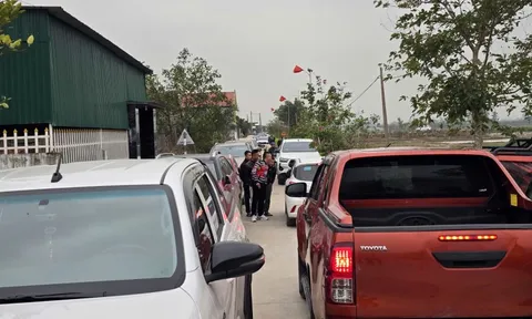 Ô tô đậu kín đường làng "săn đất" sau khi có thông tin quy hoạch khu công nghiệp