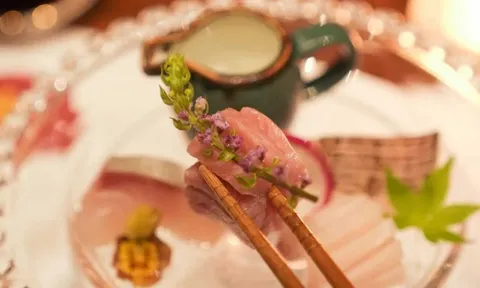 Tranh cãi đặt bánh sinh nhật khi ăn omakase phải đặt cọc 1 triệu đồng