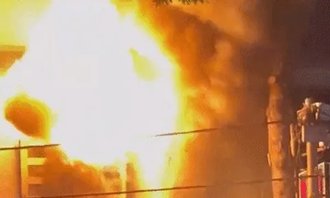 Cháy dữ dội tiệm giặt ủi ở Đồng Nai, giải cứu người bám mái nhà hàng xóm