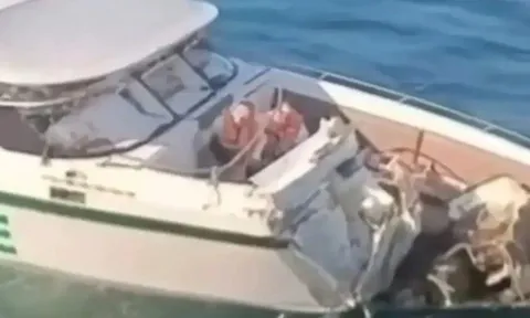 Đâm vào tàu cá, tàu cao tốc Thái Lan bị lật úp, du khách rơi xuống biển