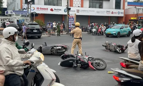 Ô tô lao nhanh tông 5 xe máy ngay giao lộ ở TPHCM