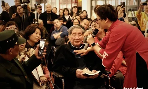 Nhạc sĩ Phạm Tuyên khóc trong vòng tay khán giả khi mừng sinh nhật tuổi 96