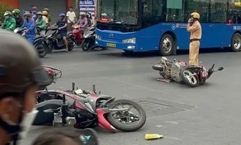 Ô tô tông liên hoàn 5 xe máy ở TPHCM, nhiều người bị thương