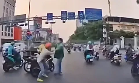 Công an ở TPHCM xác minh vụ dùng mũ bảo hiểm đánh nhau giữa đường