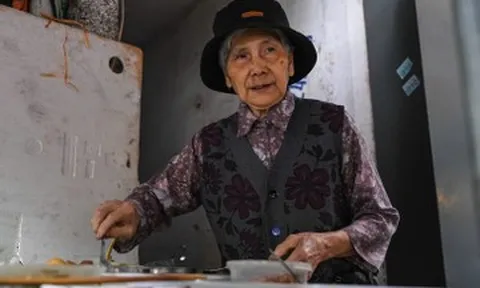 Quán ‘cơm đếm’ của cụ bà 81 tuổi ở Hà Nội, thực đơn không đổi gần 40 năm