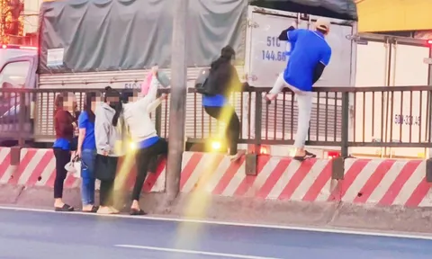 'Thót tim' cảnh hàng chục người trèo rào dải phân cách băng qua quốc lộ 1 cũ